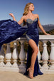 Vestido de tafetán sin tirantes con pedrería y abertura de Ladivine CD382