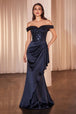 Vestido entallado de satén con pedrería y hombros descubiertos, de Ladivine CR877