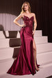Vestido de satén con apliques, palabra de honor y abertura de Ladivine KV1112