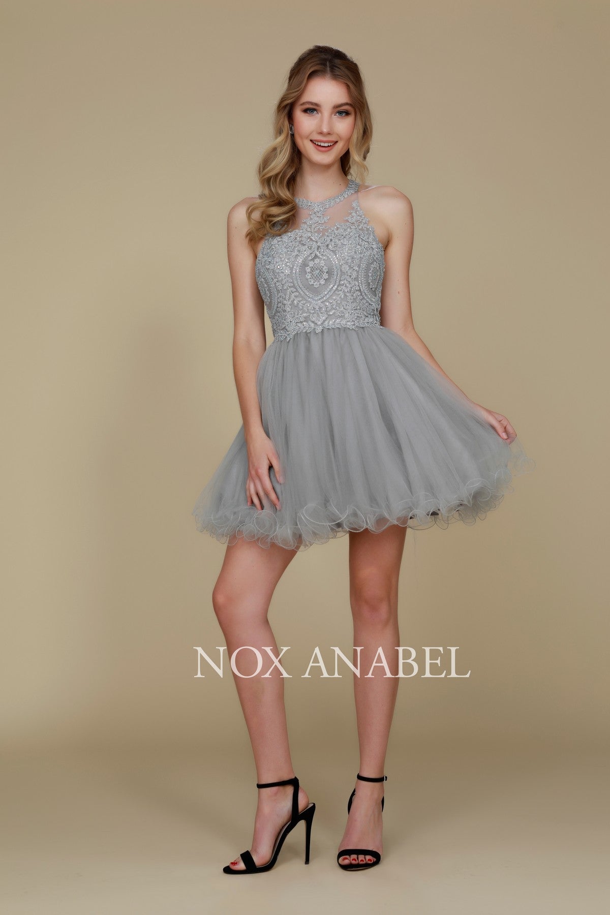 Vestido corto de tul con corpiño bordado de Nox Anabel B652