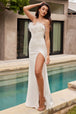 Vestido blanco de lentejuelas y plumas sin tirantes de Ladivine CH147W