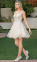 Vestido de cóctel con escote en V y transparencias laterales Dancing Queen 3314
