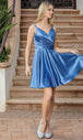 Vestido de cóctel con cuello en V y pliegues Dancing Queen 3320