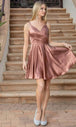 Vestido de cóctel con cuello en V y pliegues Dancing Queen 3320