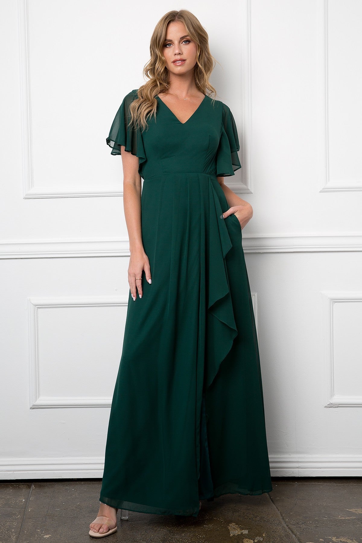 Vestido de gasa con escote en pico y manga alada, detalles de volantes, abertura frontal y bolsillos EVA 3442