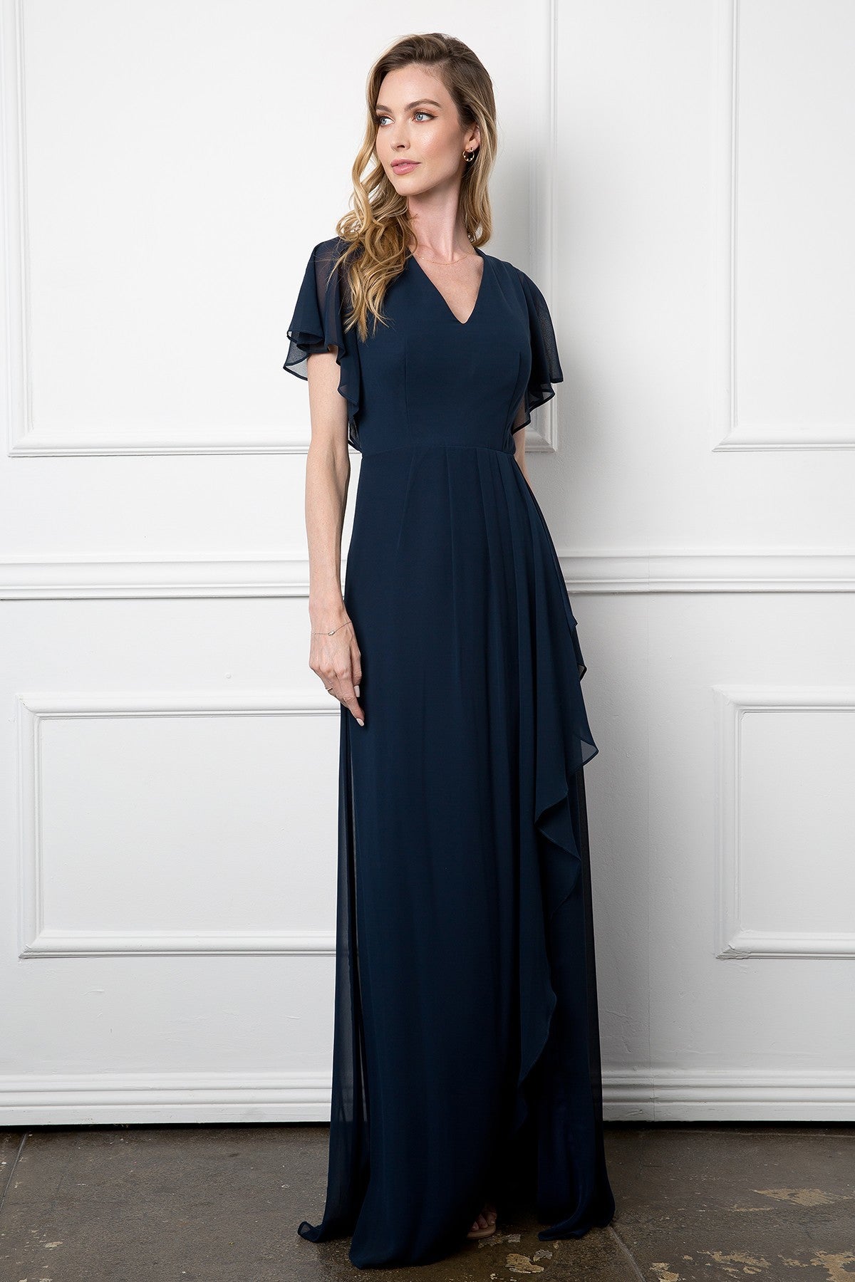 Vestido de gasa con escote en pico y manga alada, detalles de volantes, abertura frontal y bolsillos EVA 3442