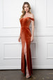 Vestido de terciopelo con hombros descubiertos y abertura frontal EVA 3430